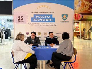 В городе Темиртау в торговом доме &laquo;Пассаж&raquo; прошла республиканская акция &laquo;Юридическая аптека&raquo;, в рамках которой жителям была оказана бесплатная правовая помощь.