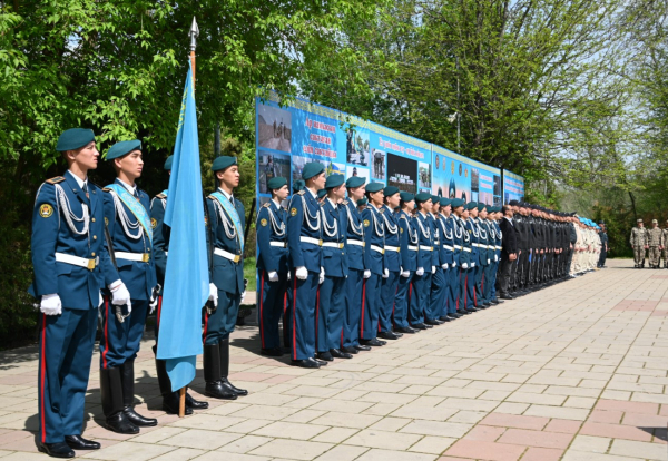Шымкент проводил 27 новобранцев в престижные войска