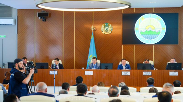 В акимате ВКО рассмотрели вопросы окончания учебного года, летнего отдыха и туризма