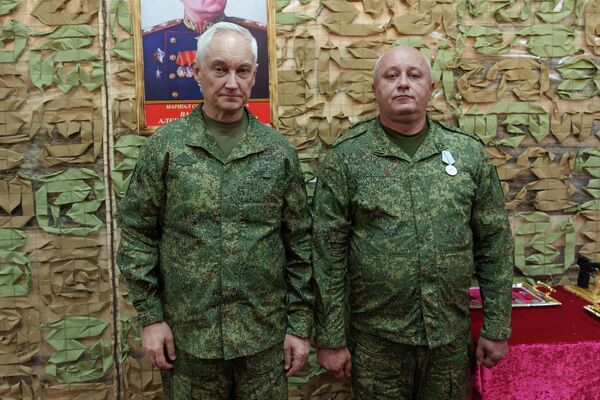 СВО: министр обороны России вручил ордена бойцам группировки "Восток" СВО: министр обороны России вручил ордена бойцам группировки "Восток"