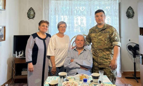 Визит с уважением: гвардейцы поздравили труженика тыла с с 93-летием