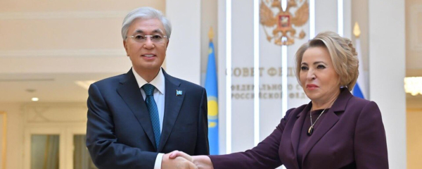 Орден Дружбы вручили спикеру сената Казахстана Маулену Ашимбаеву в России 