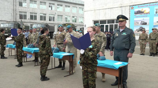 В Уральске 28 школьников вступили в ряды юных десантников