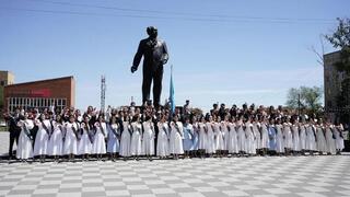 В ОБЛАСТИ АБАЙ БОЛЕЕ 100 ТЫСЯЧ ШКОЛЬНИКОВ ЗАВЕРШИЛИ УЧЕБНЫЙ ГОД