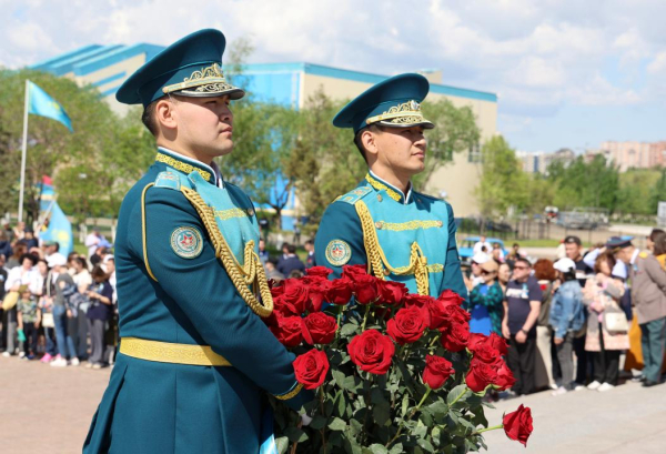 В Астане возложили цветы к монументу &laquo;Отан Ана&raquo;