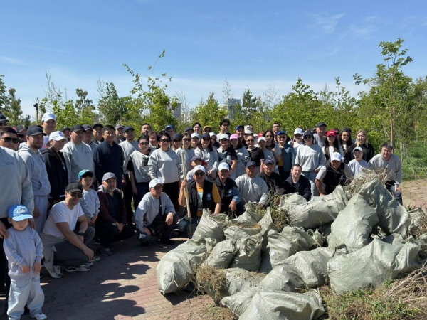 Таза Қазақстан: более 100 тысяч человек вышли на субботник в Астане Таза Қазақстан: более 100 тысяч человек вышли на субботник в Астане