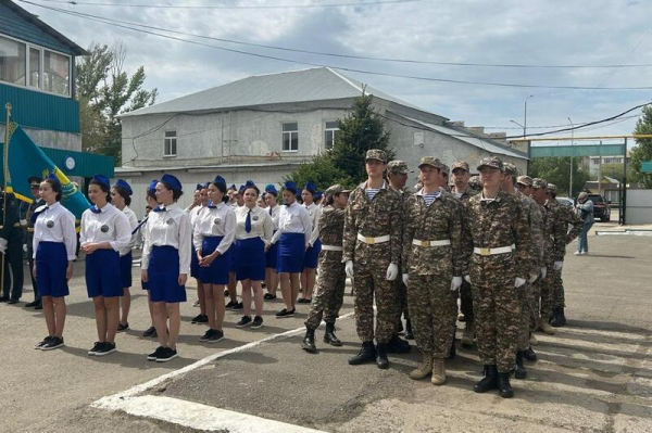 В Уральске 28 школьников вступили в ряды юных десантников