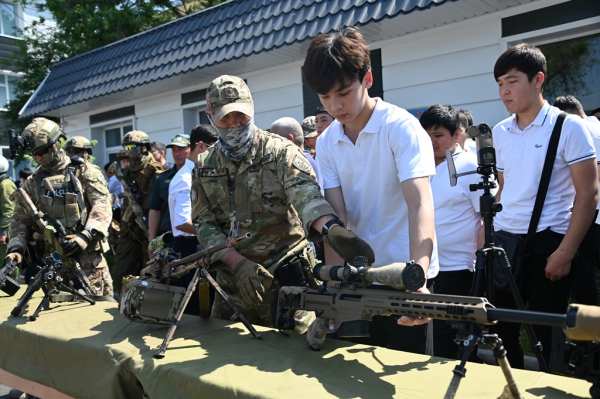 В Шымкенте 500 школьников посетили военный колледж В Шымкенте 500 школьников посетили военный колледж