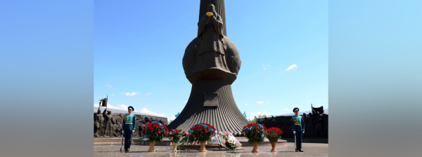 В Астане возложили цветы к монументу &laquo;Отан Ана&raquo;