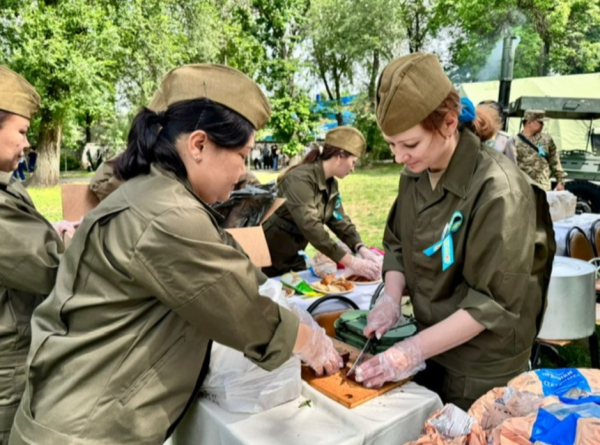 Курсанты ВИИРЭиС удивили алматинцев акцией в честь Победы