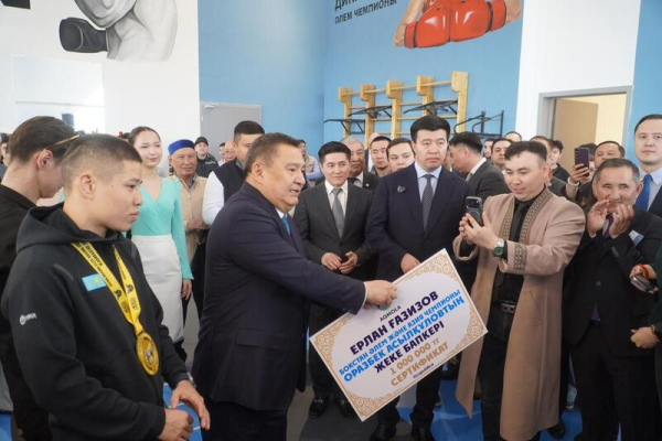 Ключи от квартиры вручили боксеру Оразбеку Асылкулову