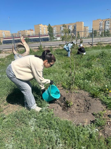 Таза Қазақстан: более 100 тысяч человек вышли на субботник в Астане Таза Қазақстан: более 100 тысяч человек вышли на субботник в Астане