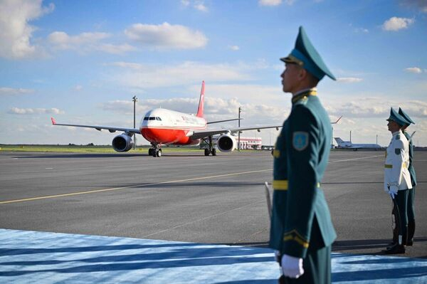 Токаев встретил Эрдогана в аэропорту Астаны Токаев встретил Эрдогана в аэропорту Астаны