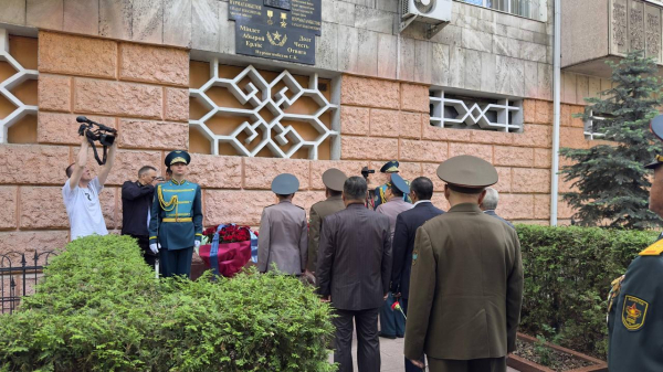 В Алматы почтили первого министра обороны Казахстана
