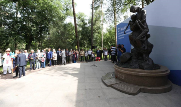 Минутой молчания почтили память жертв политических репрессий и голода в Алматы