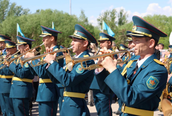 В Астане возложили цветы к монументу &laquo;Отан Ана&raquo;