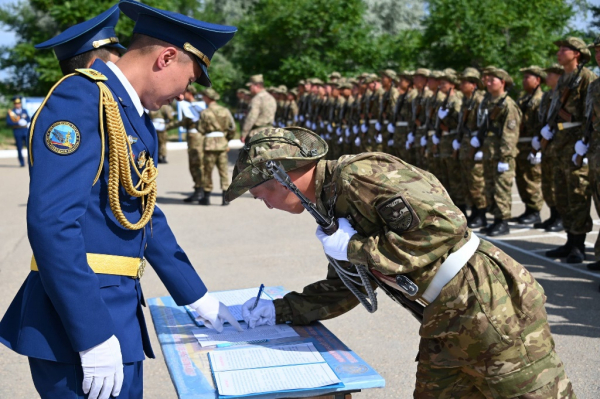 В Актау 170 молодых солдат приняли Военную присягу