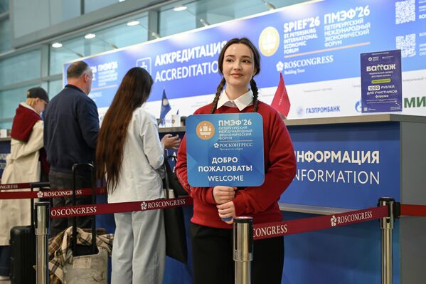 Злобные зрители, дамы в кокошниках и Толстой в очках: яркие фото с ПМЭФ-2026 Злобные зрители, дамы в кокошниках и Толстой в очках: яркие фото с ПМЭФ-2026