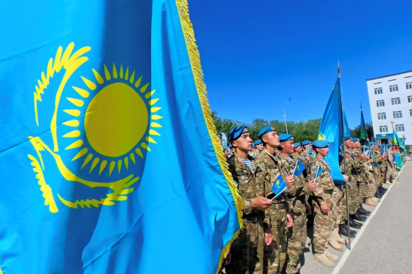Воины-десантники Конаевского гарнизона отметили День государственных символов