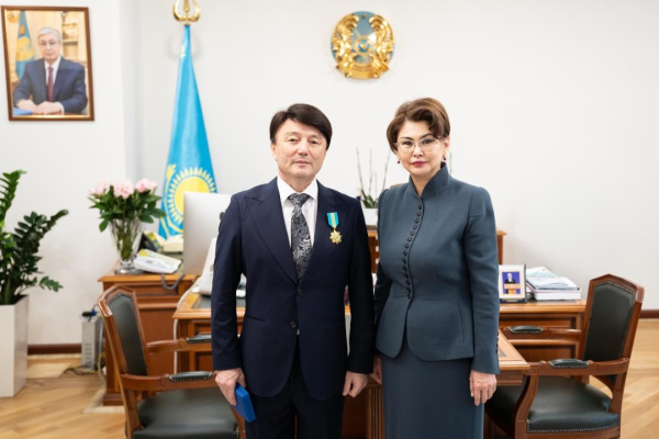 Аида Балаева вручила высокую государственную награду Канату Айтбаеву Аида Балаева вручила высокую государственную награду Канату Айтбаеву