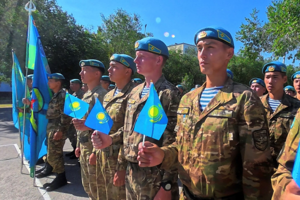 Воины-десантники Конаевского гарнизона отметили День государственных символов