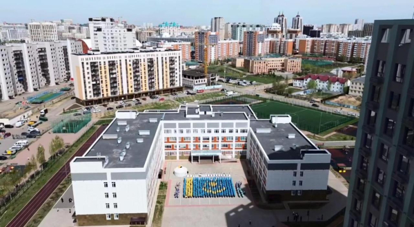 В Астане 350 школьников выстроились в огромный флаг Казахстана В Астане 350 школьников выстроились в огромный флаг Казахстана