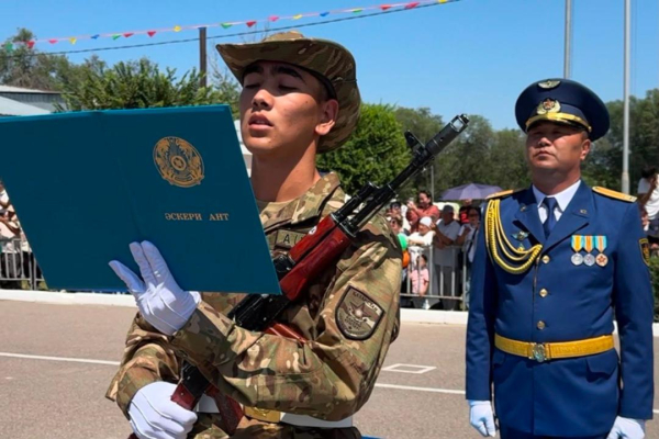 Выигравший &laquo;путевку в армию&raquo; житель Жаркента присягнул на верность Родине в Алматы