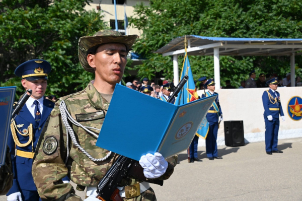 В Актау 170 молодых солдат приняли Военную присягу