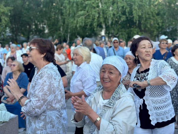Танцы под открытым небом объединили старшее поколение столицы