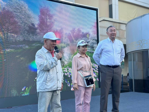 Танцы под открытым небом объединили старшее поколение столицы