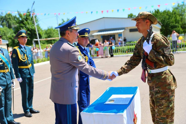 Выигравший &laquo;путевку в армию&raquo; житель Жаркента присягнул на верность Родине в Алматы