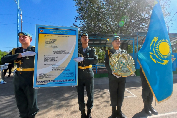 Воины-десантники Конаевского гарнизона отметили День государственных символов