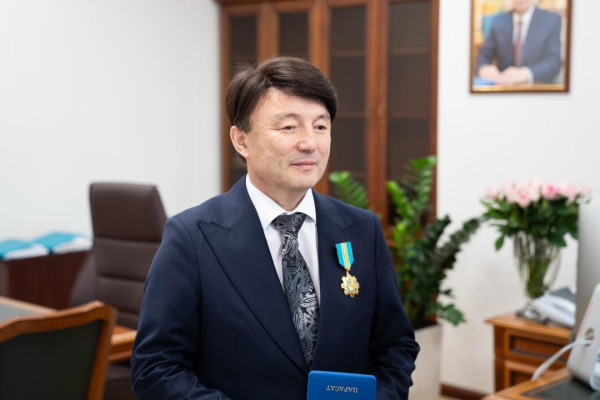 Аида Балаева вручила высокую государственную награду Канату Айтбаеву
