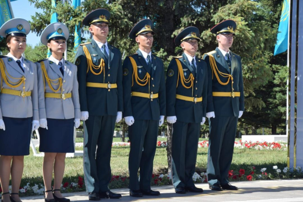 Президент вручил офицерские погоны лучшим выпускникам Академии Нацгвардии