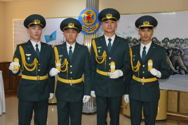 Президент вручил офицерские погоны лучшим выпускникам Академии Нацгвардии