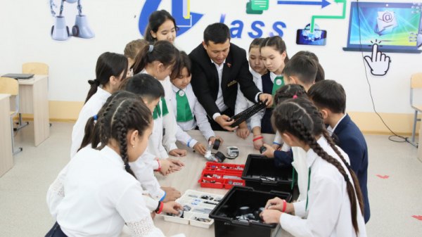 500 детей Жезказгана и Семея обучат основам робототехники
03 ноября 2022, 11:03
